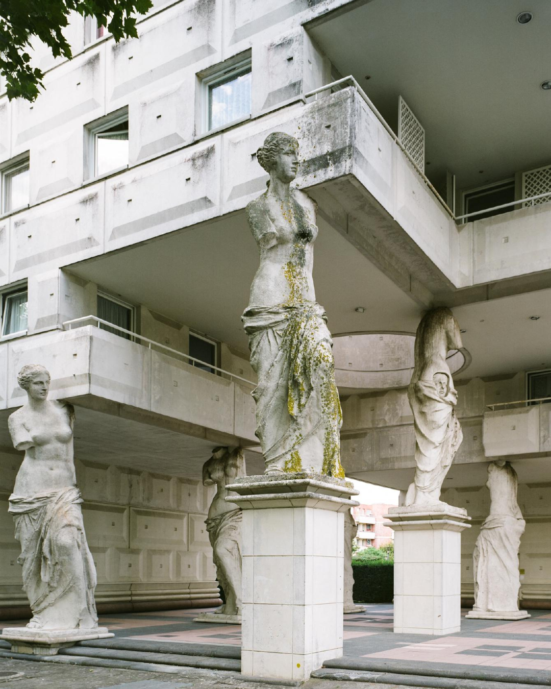 Les Caryatides de Guyancourt, postmodern architecture by Manuel Nunez Yanowsky