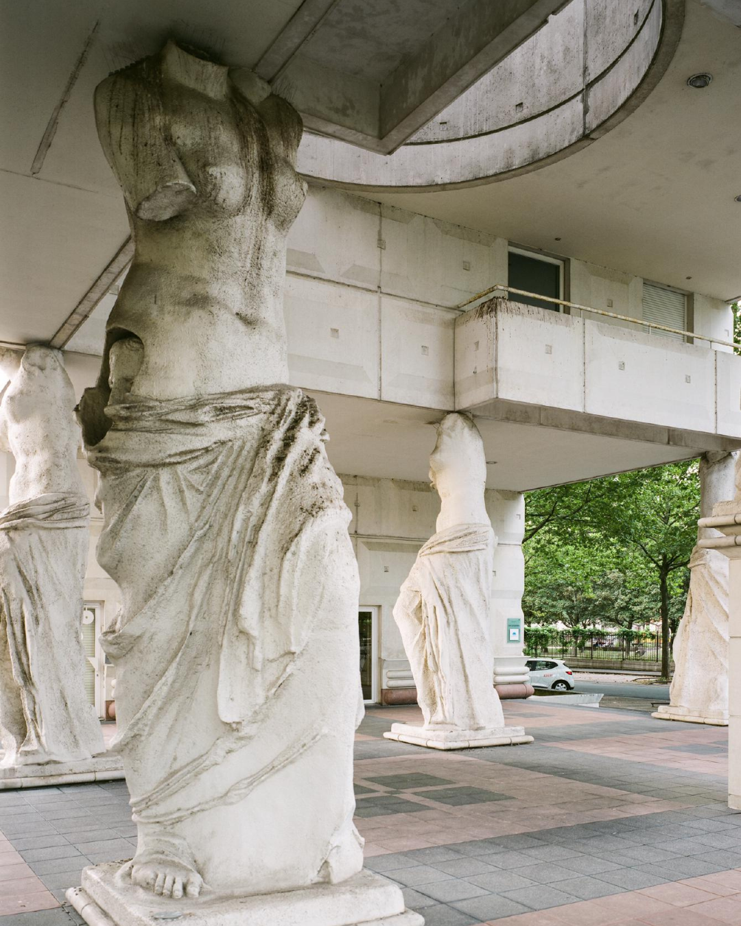 Les Caryatides de Guyancourt, postmodern architecture by Manuel Nunez Yanowsky