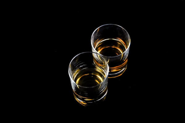 deux verres à whisky sombre