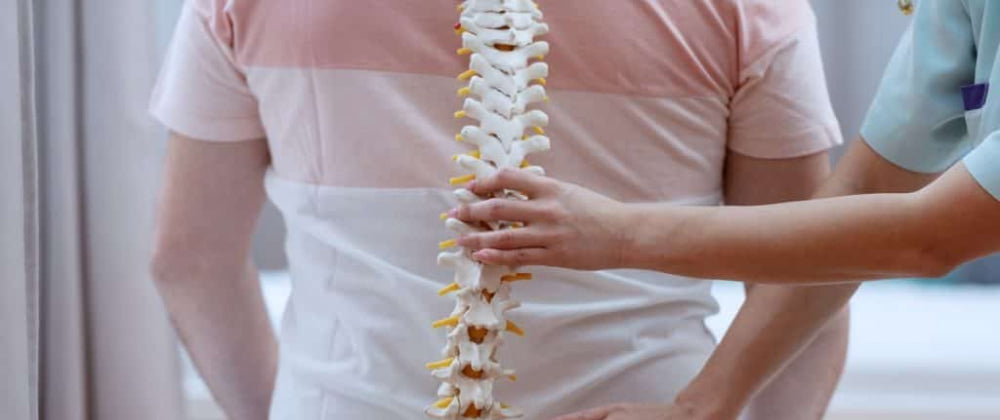 Les correcteurs de posture maintiennent la colonne vertébrale droite