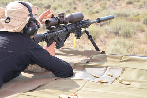 Guy regardant la portée sur le pistolet