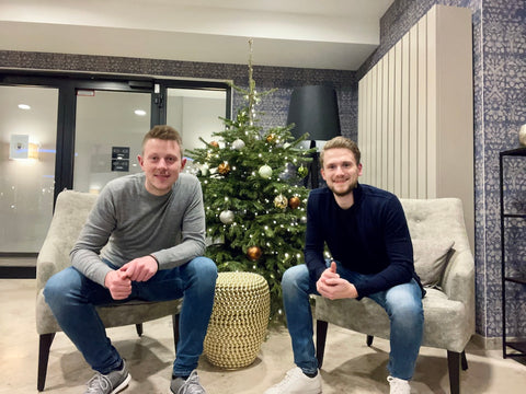 PilzBoys vor Weihnachtsbaum