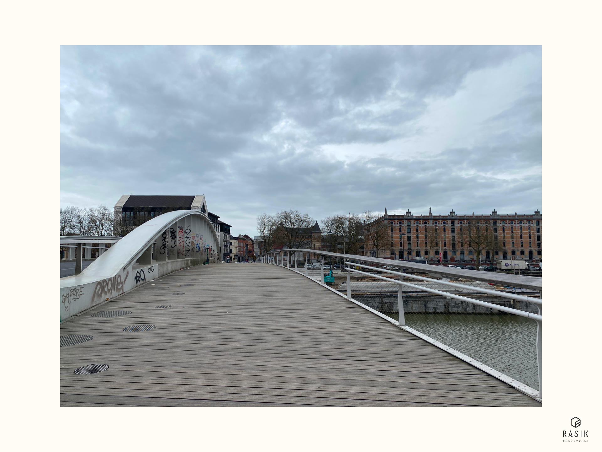 ブリュッセルデザインマーケット会場付近の橋の画像
