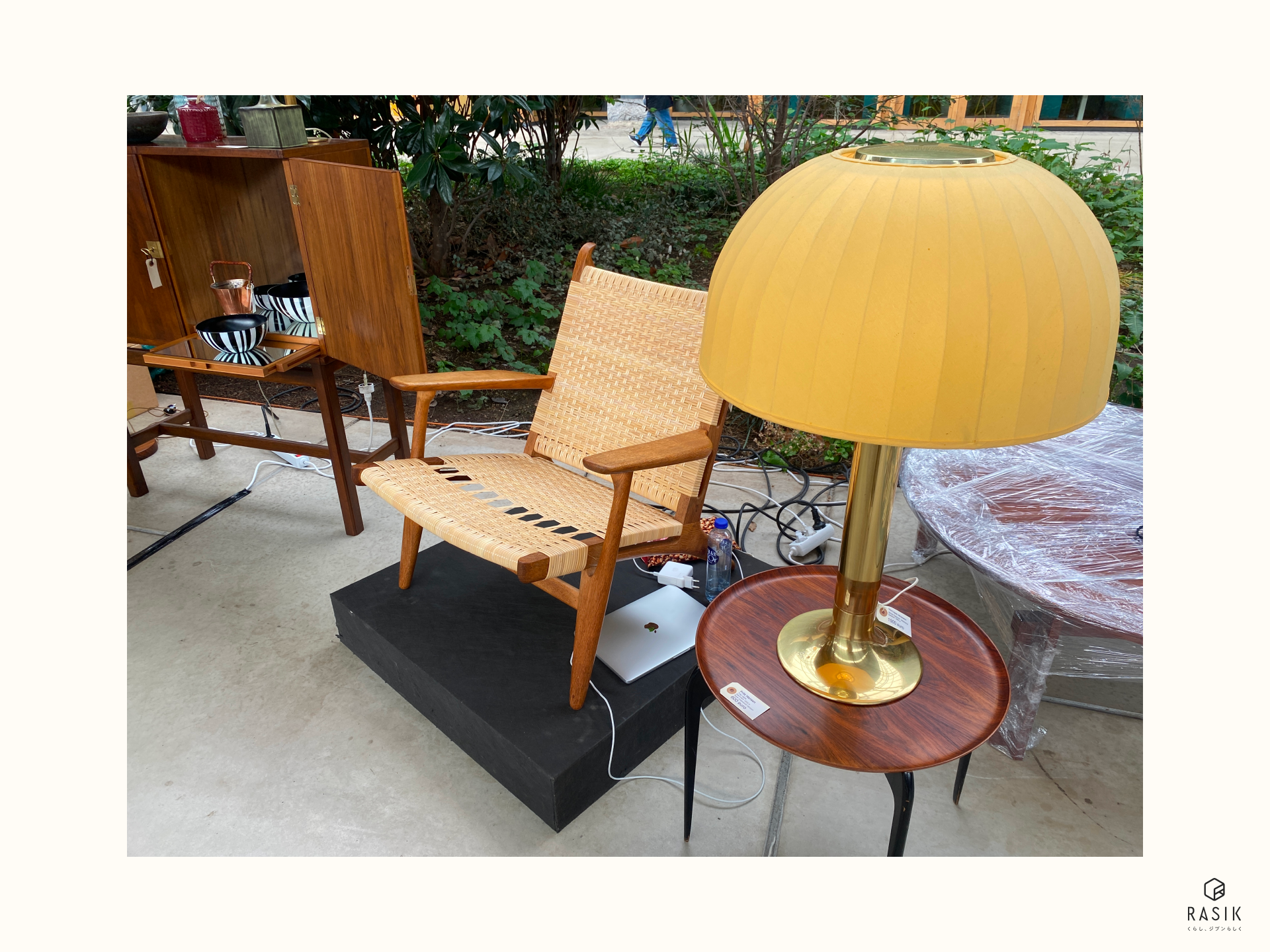 木の椅子とアンティーク照明の画像