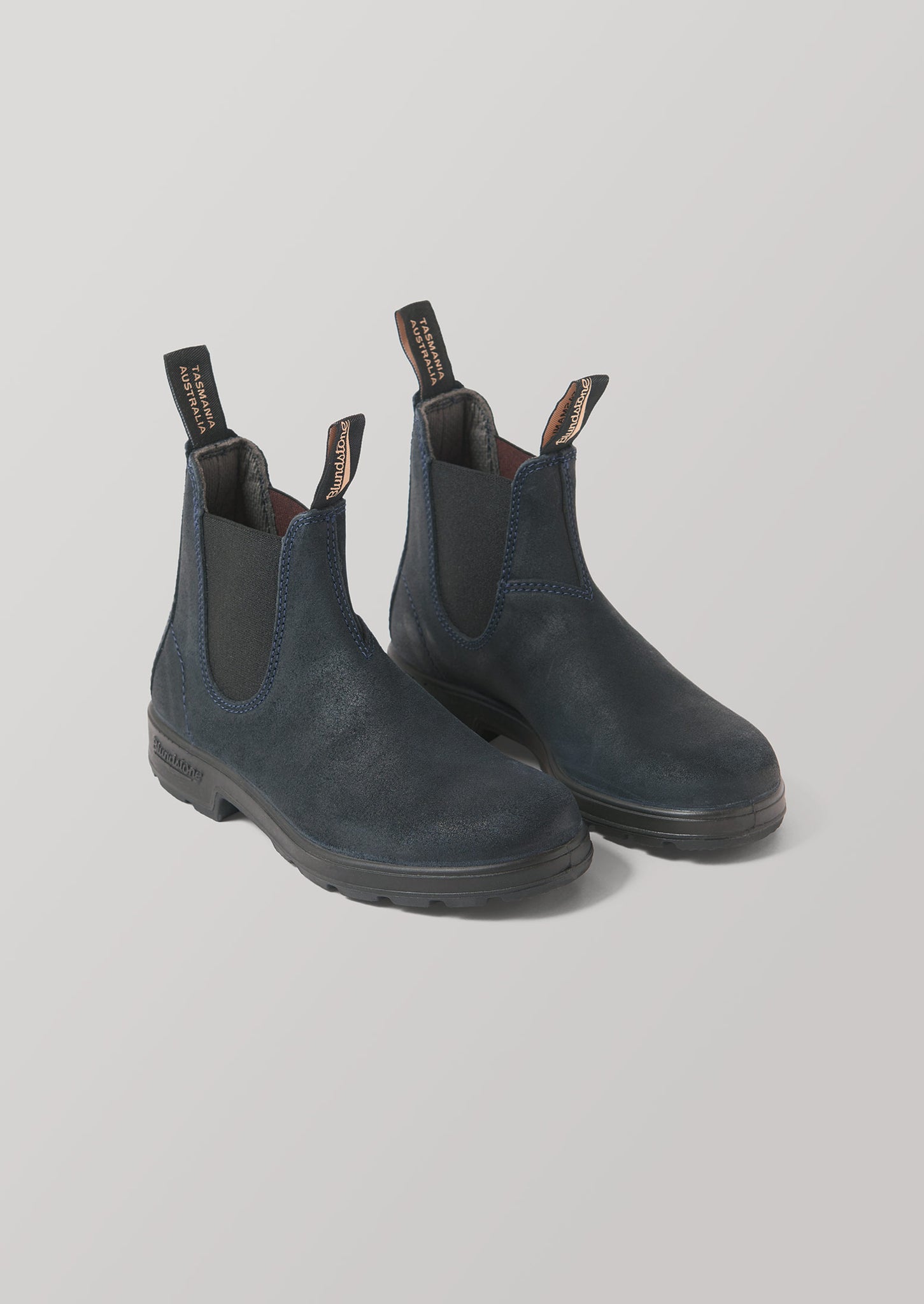 blundstone suede