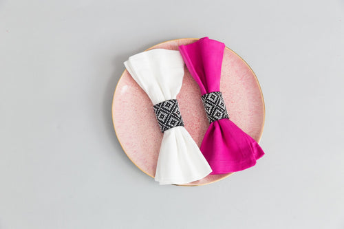 THE BLACK AND WHITE NAPKIN RINGS (SET OF 2)