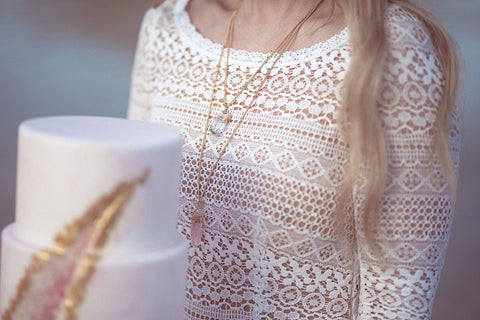 Joyas de boda con piedras preciosas y cristales de Crystal and Sage.