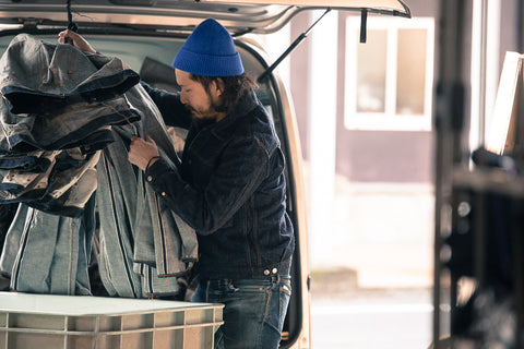 Jeans washing: Picking the jeans out of a car