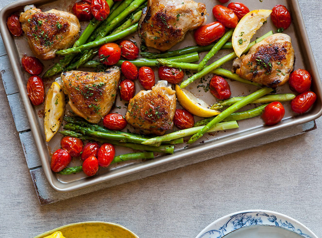 https://cdn.shopify.com/s/files/1/0282/9714/articles/Sheet-Pan-Chicken-Thighs-with-Asparagus-and-Tomatoes.jpg?v=1684422734