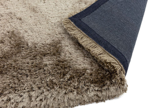 Image of Luxe vloerkleed Easy Living Plush Shaggy Taupe hoek detail Vloerkledentrends hoogpolig tapijt taupe