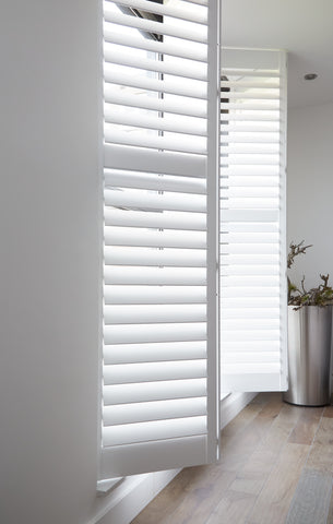 white_plantation_shutters_with_sunlight_coming_through