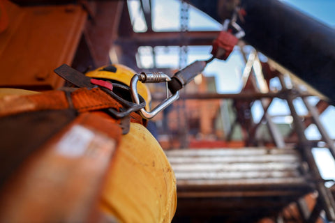 worker using fall protection srl device for safety