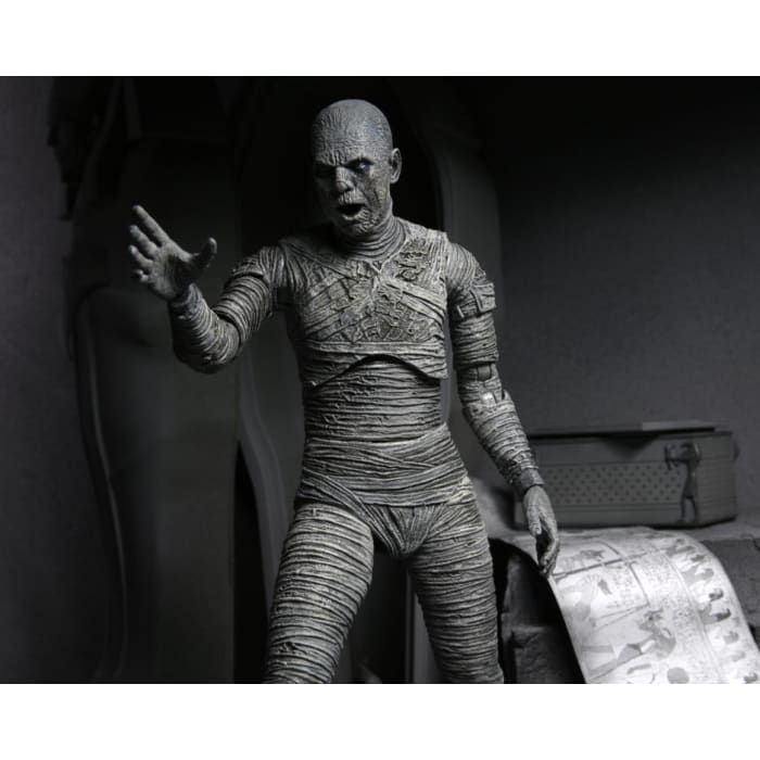 Universal Monsters Ultimate Mummy (Black & White) Figure - 