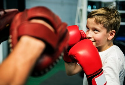 Ett barn som tränar boxning