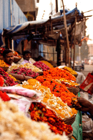 India Street Stall Shopping Flowers India Flowers Color Inspiration Travel