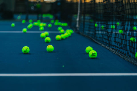 tennis-balls-on-tennis-court