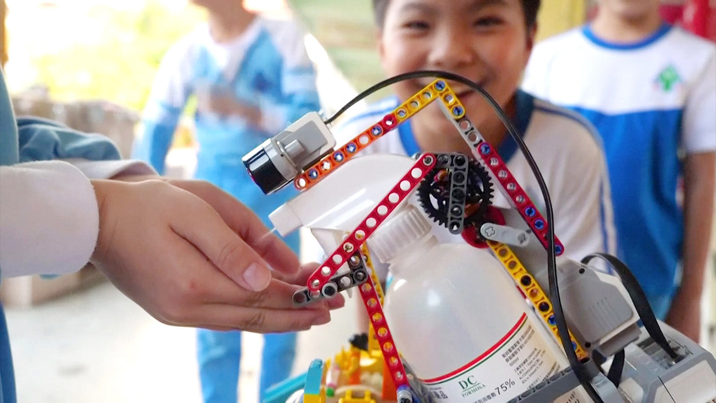 Schüler in Taiwan haben einen Desinfektions-Roboter aus Lego gebaut - Bleiben auch Sie kreativ, auch wenn etwas knapp wird.