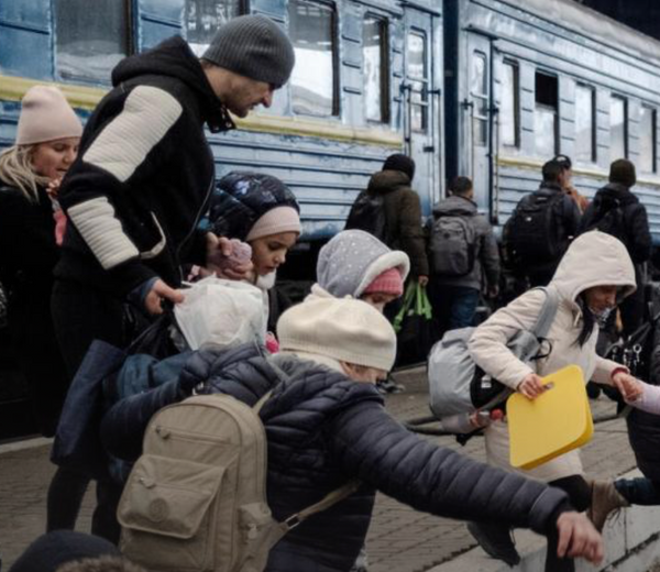 ukraine refugees leaving by train