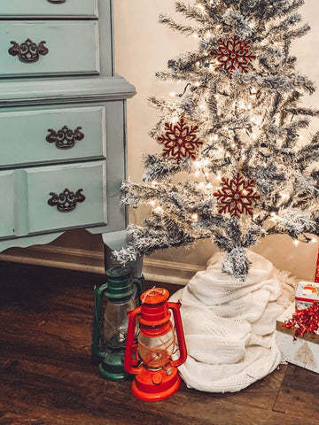 christmas accents, lanterns, decorating for the holidays