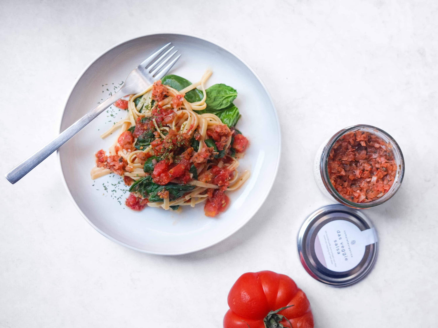 Spaghetti integrali al vino rosso in salsa di pomodoro – Vegghy