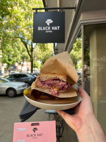 Reuben Sandwich bei Black Hat Coffee