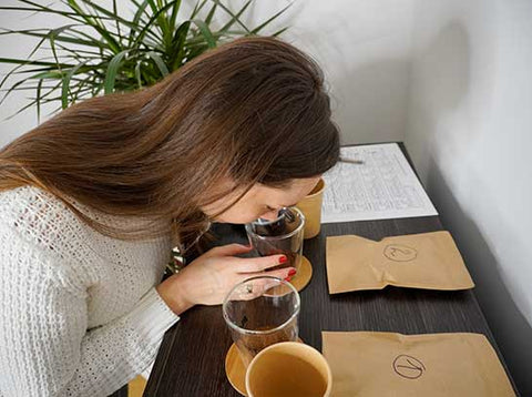 Je näher Sie dem Glas kommen, desto besser erkennen Sie die Aromen.