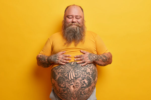 homme gros balloné tatouages