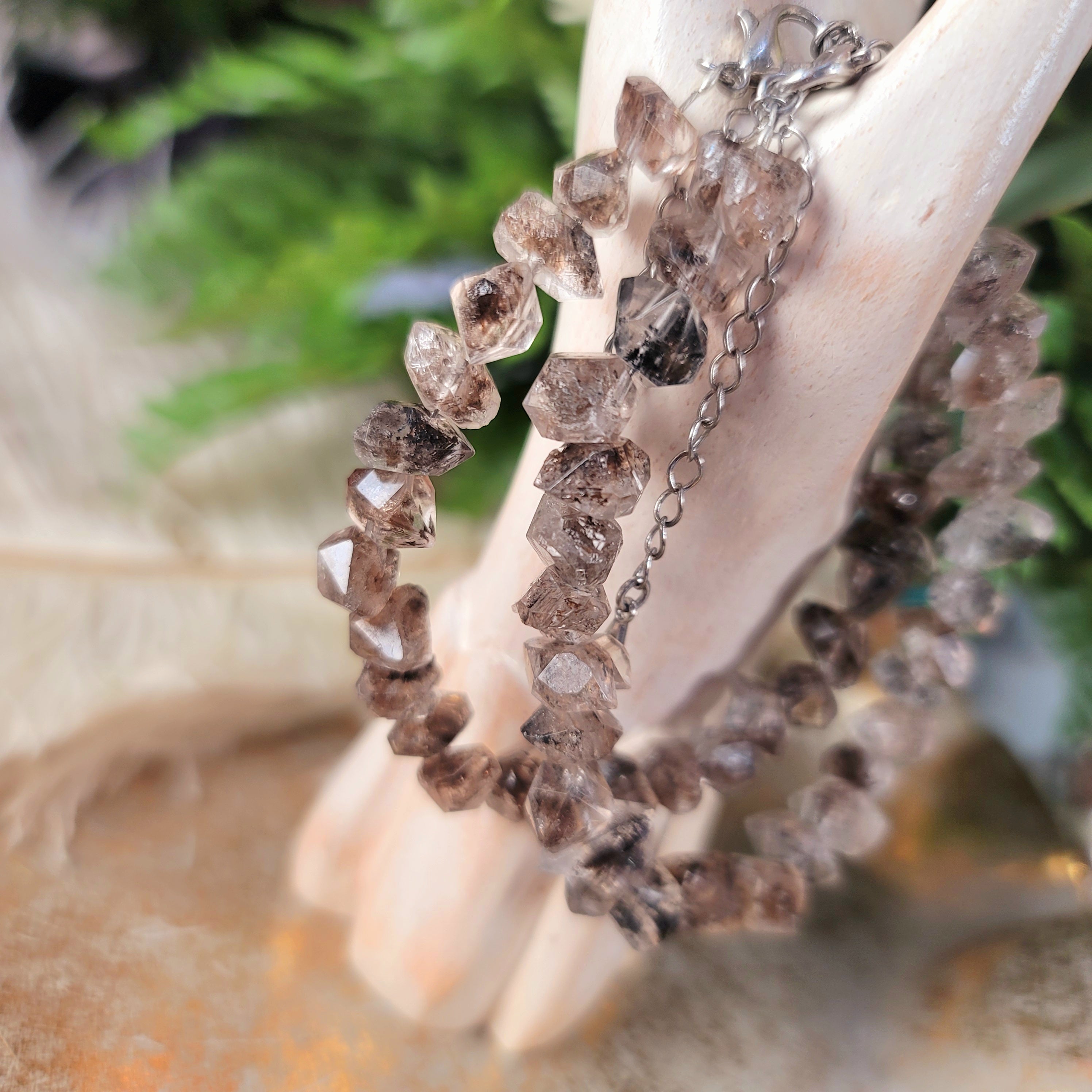Herkimer Diamond bracelet (double-pointed black minerals) 闪灵钻 (黑多矿) 双尖原石  手串, Women's Fashion, Jewelry & Organisers, Bracelets on Carousell