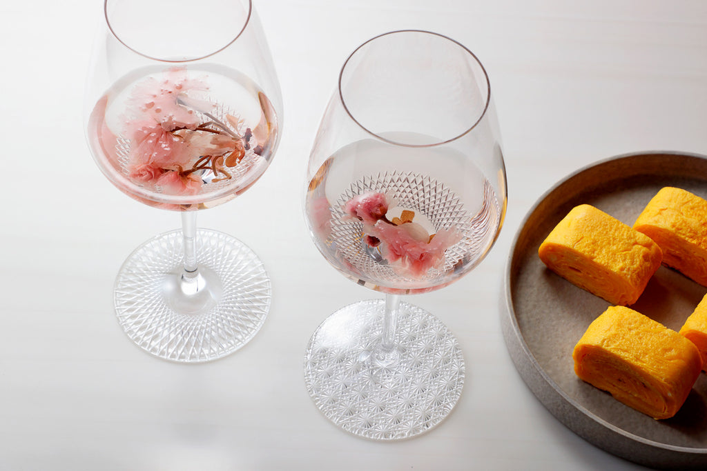 江戸切子のワイングラスに桜酒　卵焼き