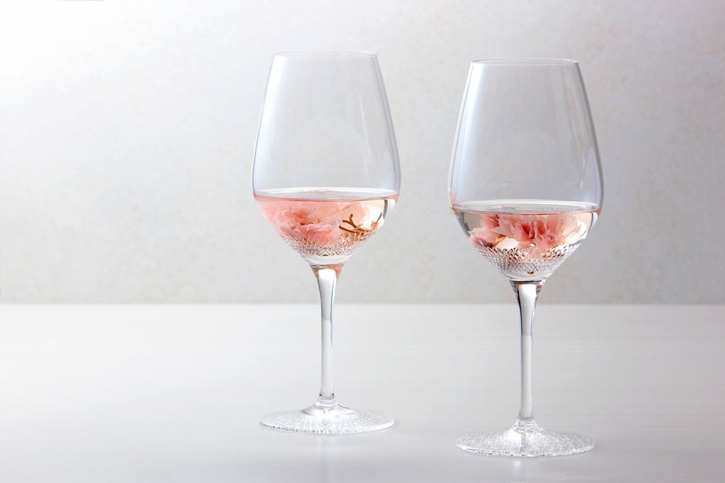 江戸切子のワイングラスで桜酒を味わう
