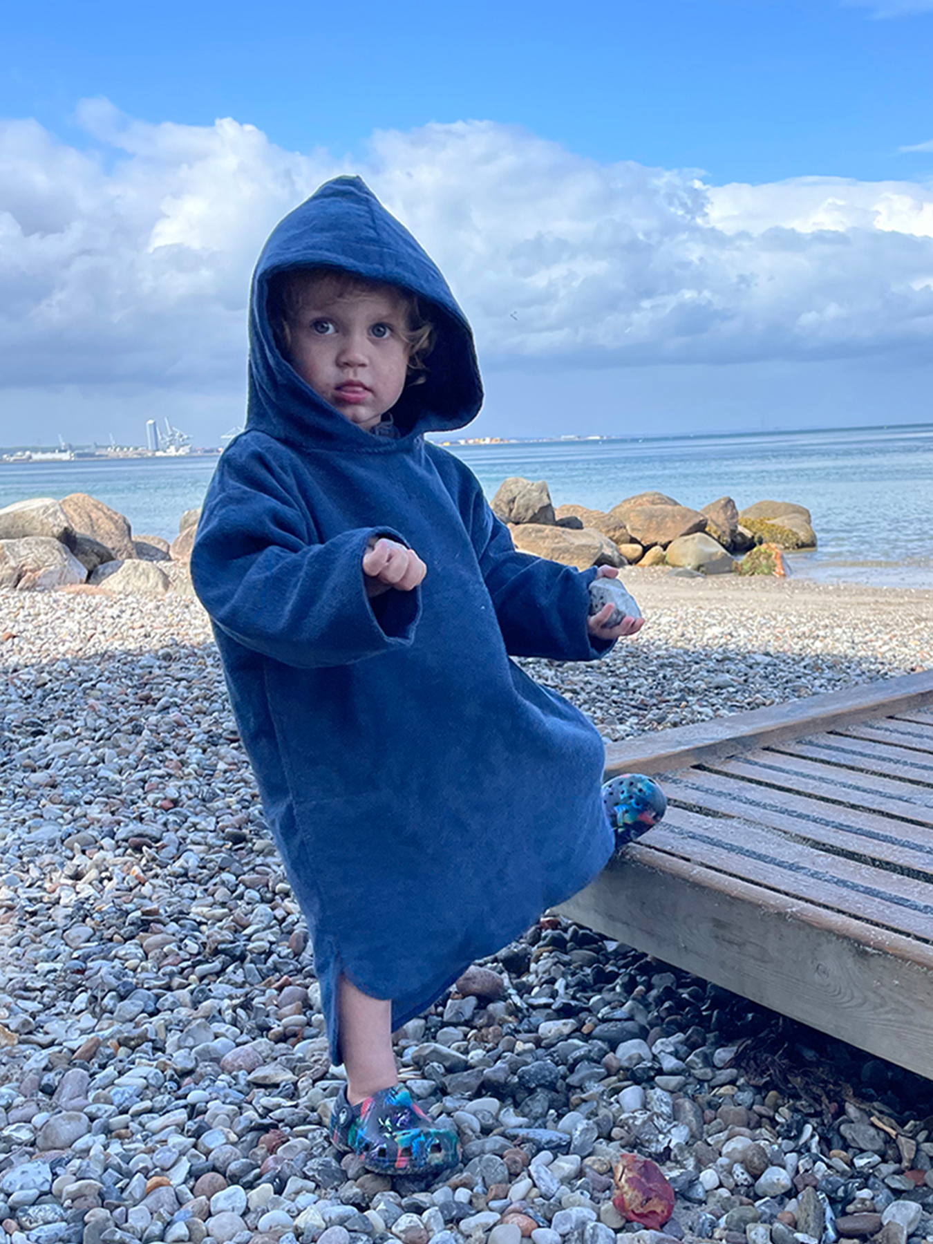 Se Badeponcho Skagen til børn 3, 5 og 7 år - Blå med grøn hætte og beige ærme - 110 cm 3 år hos Vinterbaderen.dk