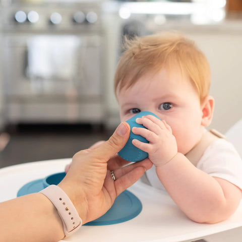 Wie bieten Sie Ihrem Baby Wasser an?