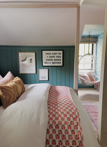 dormitorio intercalado con friso verde