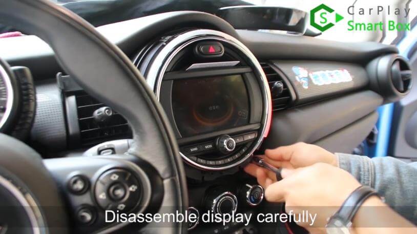 1. Smontare attentamente il display - Passo dopo passo BMW MINI Cooper NBT iOS13 Wireless Apple CarPlay AirPlay Android Auto Install - CarPlay Smart Box