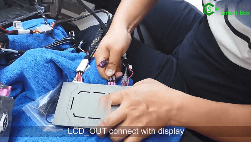 10.LCD_OUT connect with display.