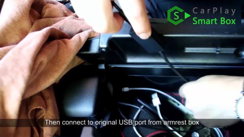 10. Quindi collegarsi alla porta USB originale dalla scatola del bracciolo - Mercedes CLS 2015 NTG5.1 HU Installazione wireless Apple CarPlay - CarPlay Smart Box