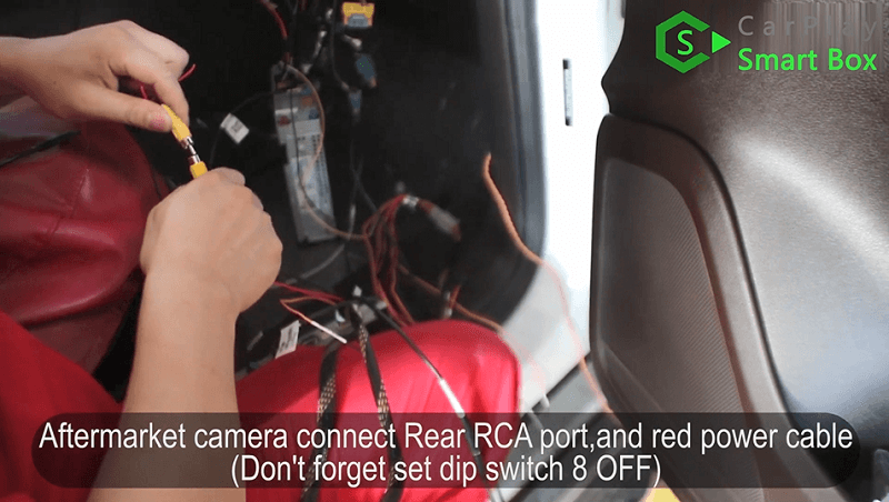 13.La telecamera aftermarket collega la porta RCA posteriore e il cavo di alimentazione rosso. Non dimenticare di impostare il dip switch 8 su off.