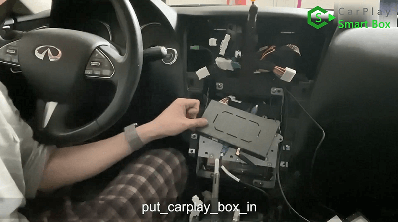 13.Inserisci la scatola CarPlay.