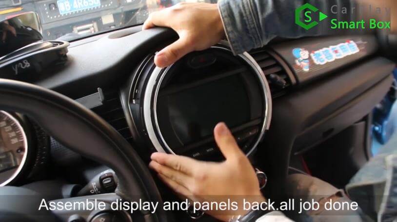 13. Riassemblare il display e i pannelli, tutto finito - Passo dopo passo BMW MINI Cooper NBT iOS13 Wireless Apple CarPlay AirPlay Android Auto Install - CarPlay Smart Box