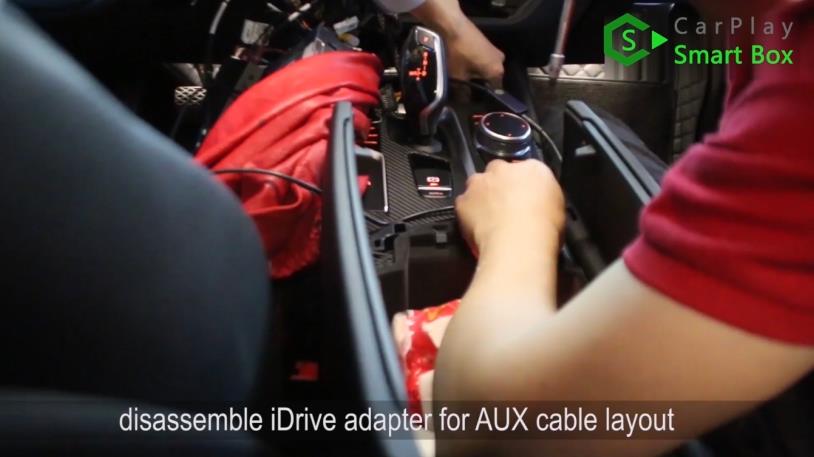 14. Smontare l'adattatore iDrive per la disposizione del cavo AUX - Retrofit passo dopo passo JoyeAuto wireless CarPlay sull'unità principale BMW 528Li G38 EVO - CarPlay Smart Box
