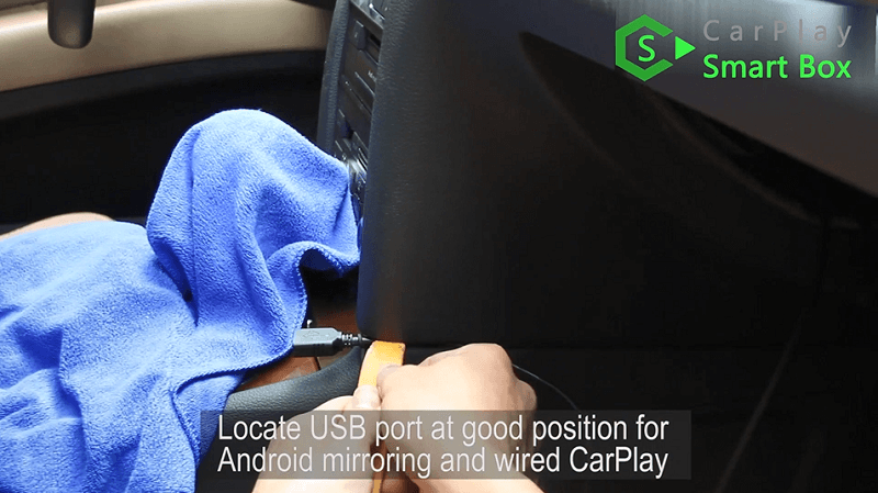 16.Individuare la porta USB in una buona posizione per il mirroring Android e CarPlay cablato.