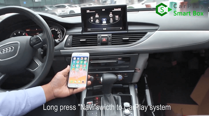 16.Premere a lungo ''Navi'' per passare al sistema CarPlay.