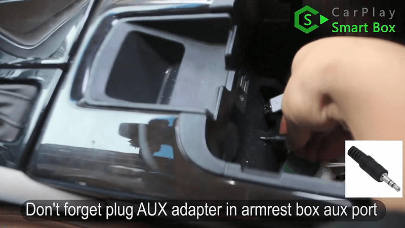 17.Non dimenticare di collegare l'adattatore AUX alla porta AUX della scatola del bracciolo.