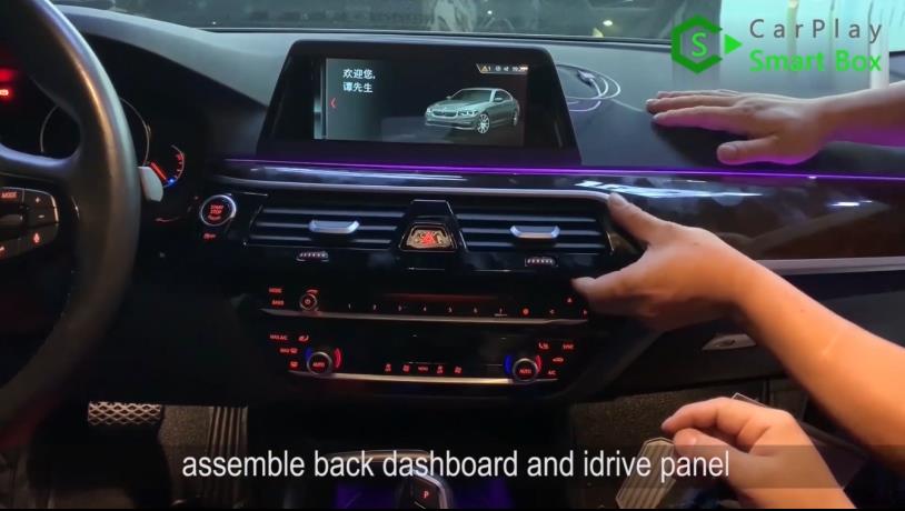 17. Assemblare il cruscotto posteriore e il pannello iDrive - Retrofit passo dopo passo JoyeAuto wireless CarPlay sull'unità principale BMW 528Li G38 EVO - CarPlay Smart Box