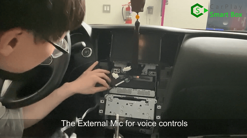 19.Il microfono esterno per i controlli vocali.