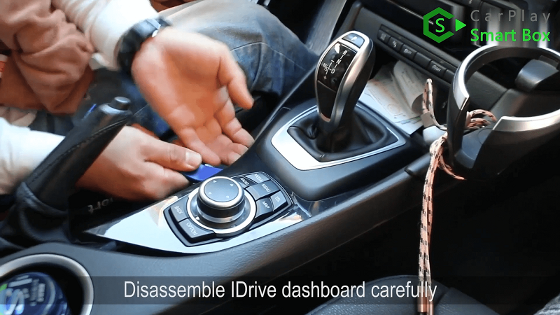 2.Smontare attentamente il cruscotto dell'iDrive.