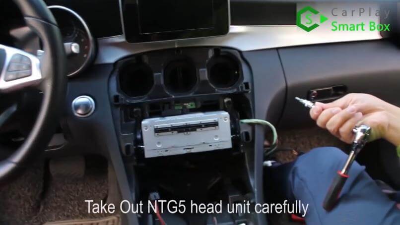 2. Βγάλτε προσεκτικά τη μονάδα κεφαλής NTG5 - Wireless Apple CarPlay Retrofit για Mercedes 2015-2017 C W205 GLC W253 - CarPlay Smart Box