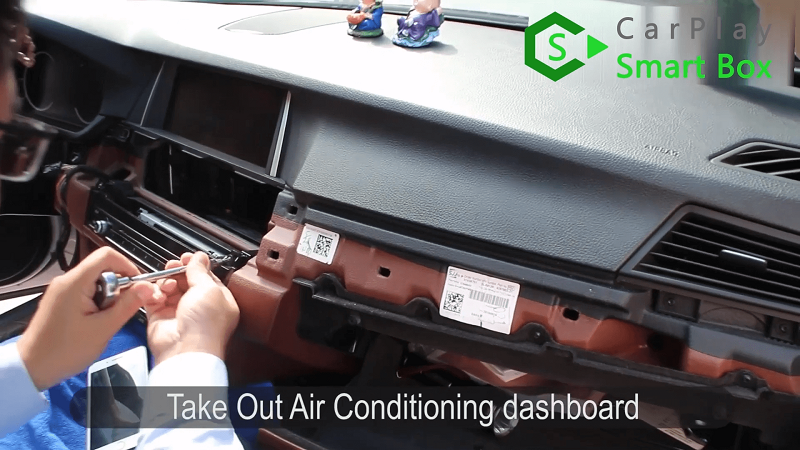 2.Take out air conditioning dashboard.