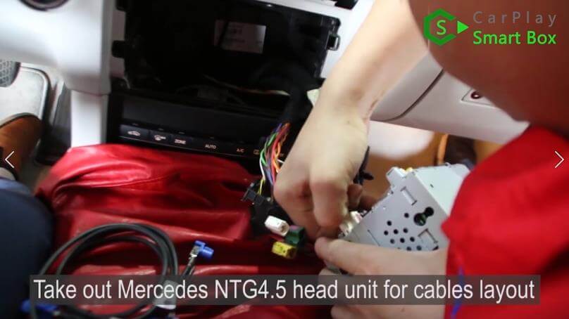 3. Estrarre l'unità principale Mercedes NTG4.5 per la disposizione dei cavi - Retrofit passo dopo passo Mercedes E260 WiFi Apple CarPlay - CarPlay Smart Box