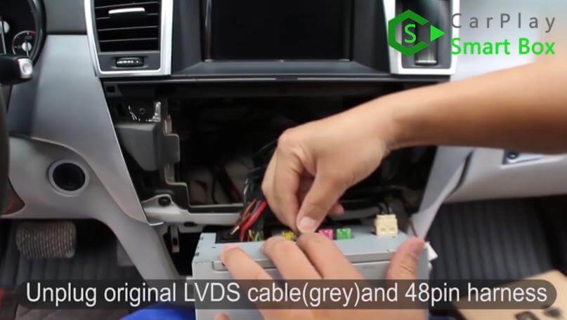 3. Scollegare il cavo LVDS originale (grigio) e il cablaggio 48PIN - Installazione passo dopo passo di Apple CarPlay wireless per Mercedes classe S W221 - CarPlay Smart Box